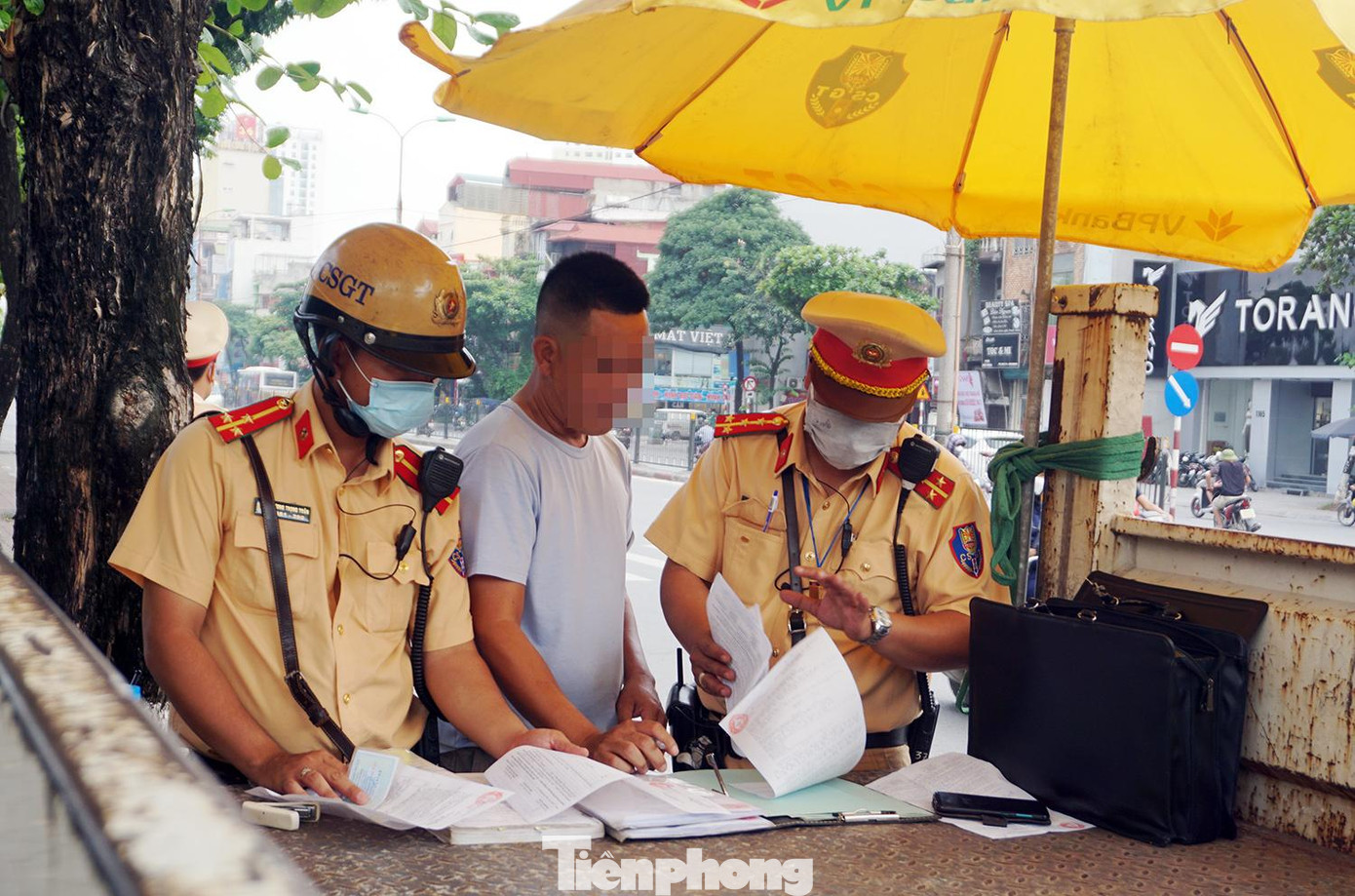 Tổ công tác lập biên bản xử lý vi phạm.