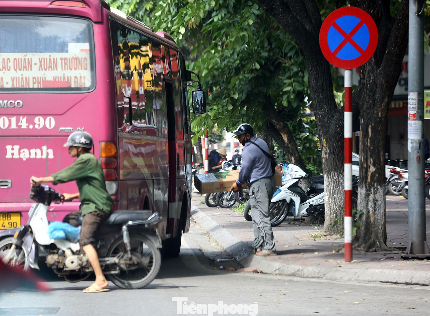 Nhiều xe khách vẫn cố tình nhận hàng hóa trên đường.