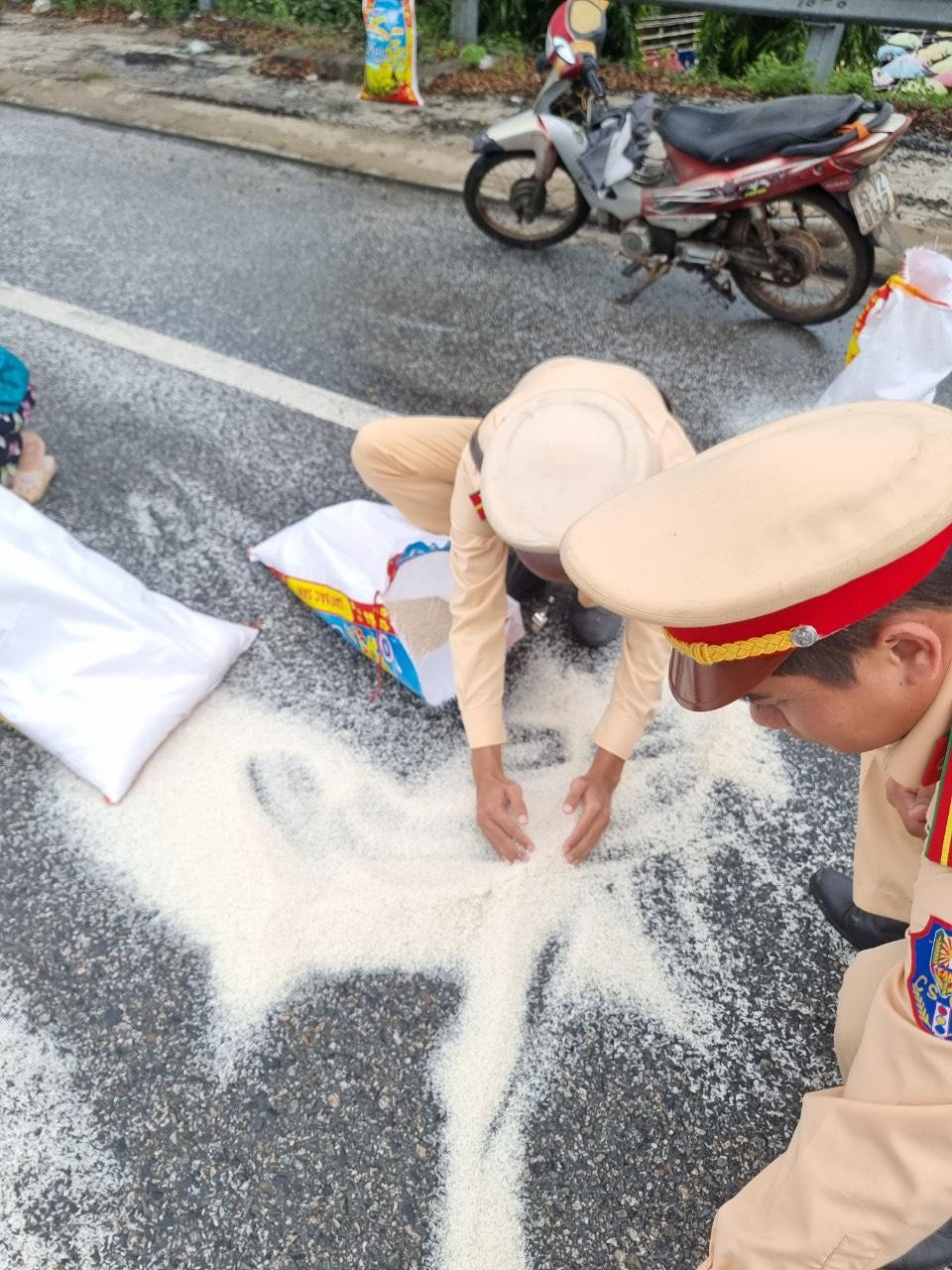 Số lượng lớn gạo bị đổ ra đường. Số lượng lớn gạo bị đổ ra đường.