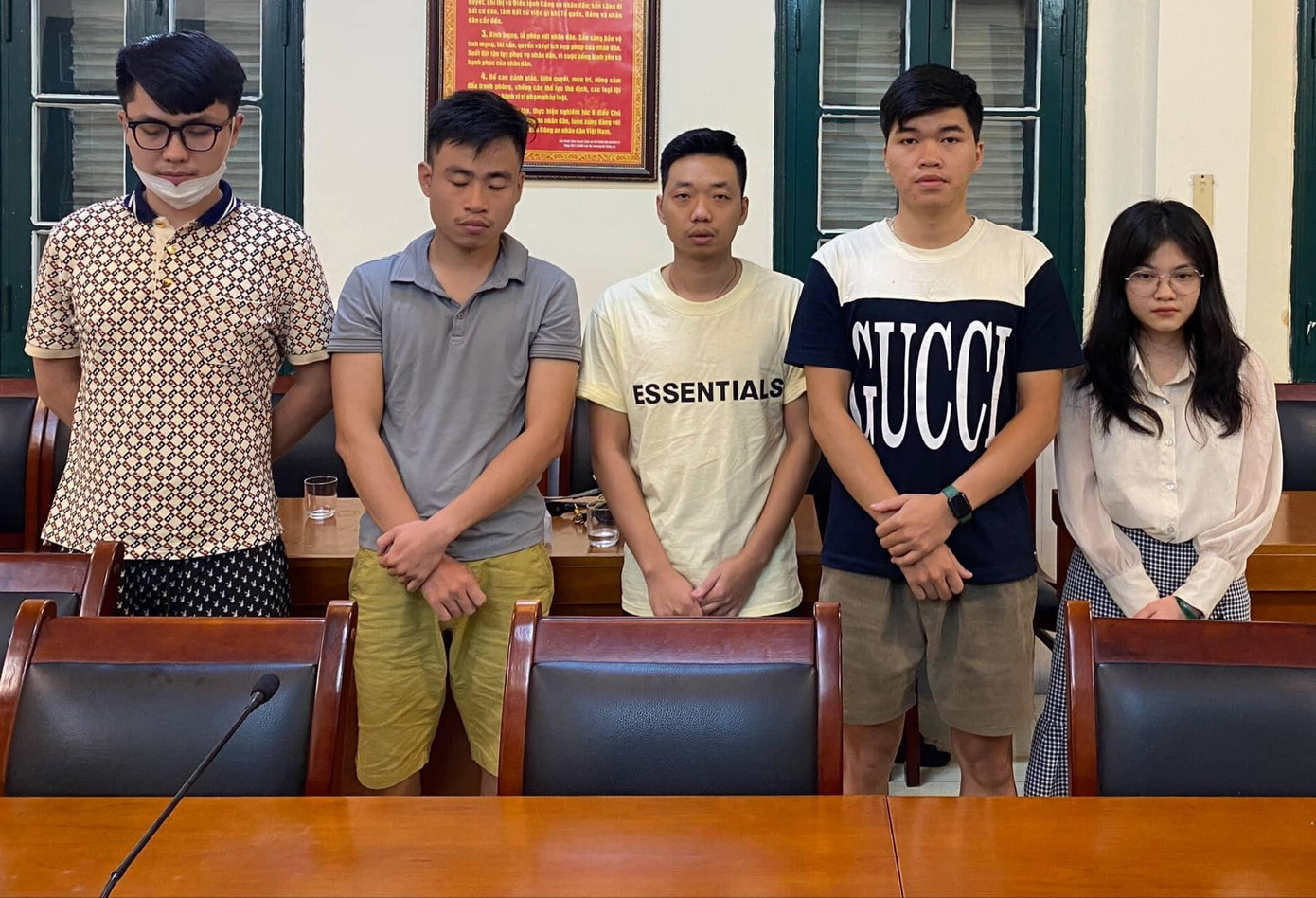 Nguyễn Hồng Dương (giữa) cùng các đối tượng bị khởi tố.