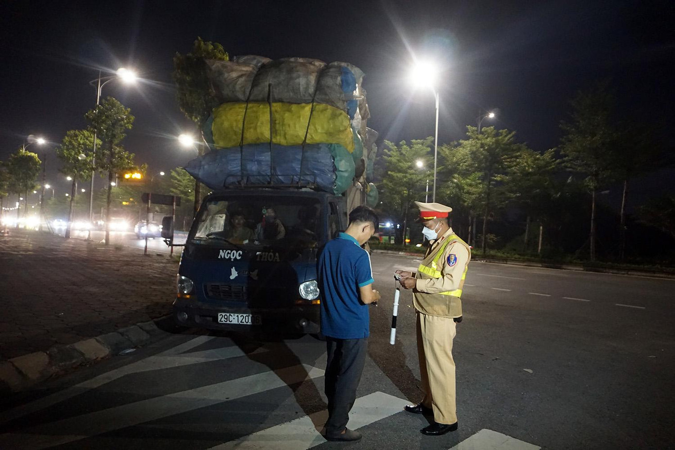 Xe tải chở hàng cồng kềnh vượt đèn đỏ trên đường. Xe tải chở hàng cồng kềnh vượt đèn đỏ trên đường.