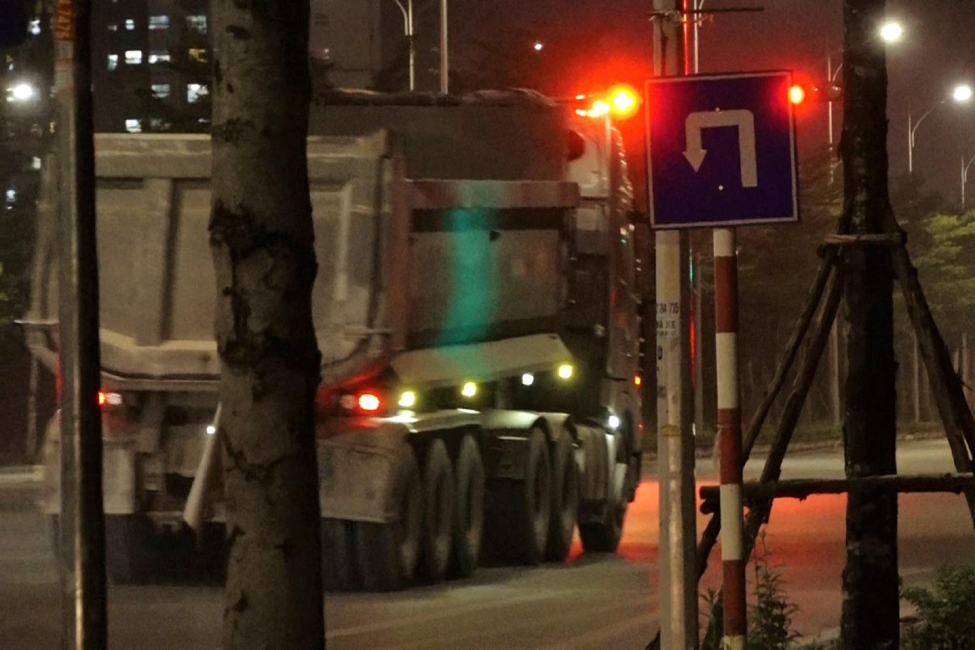 Xe Howo vượt đèn đỏ trên đường. Xe Howo vượt đèn đỏ trên đường.