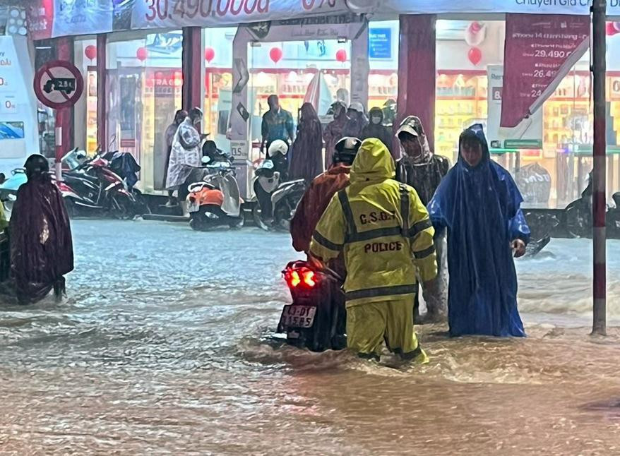 Lực lượng CSGT phân luồng hướng dẫn giao thông.