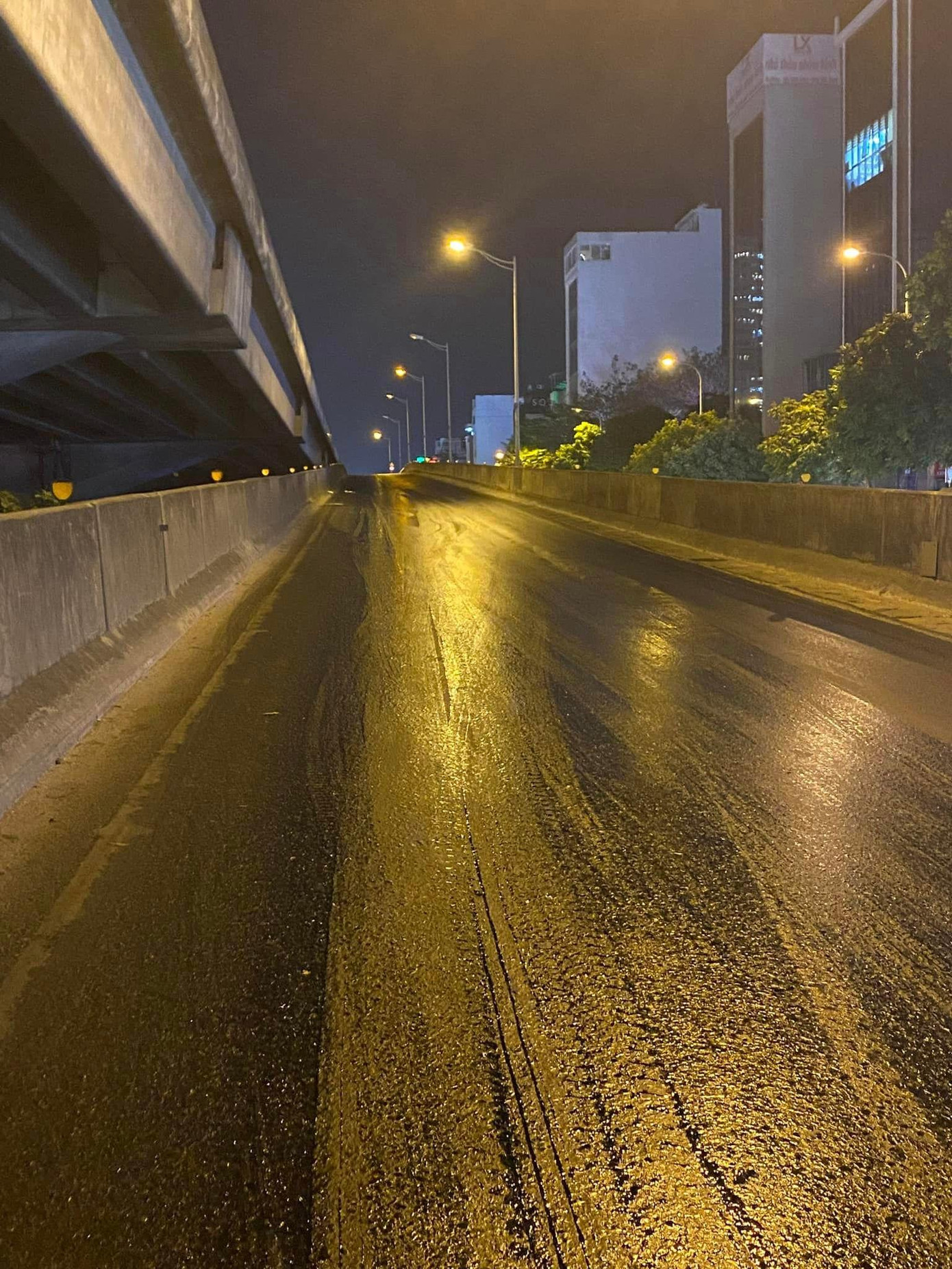 Dầu chảy trên mặt đường gây trơn trượt. Dầu chảy trên mặt đường gây trơn trượt.