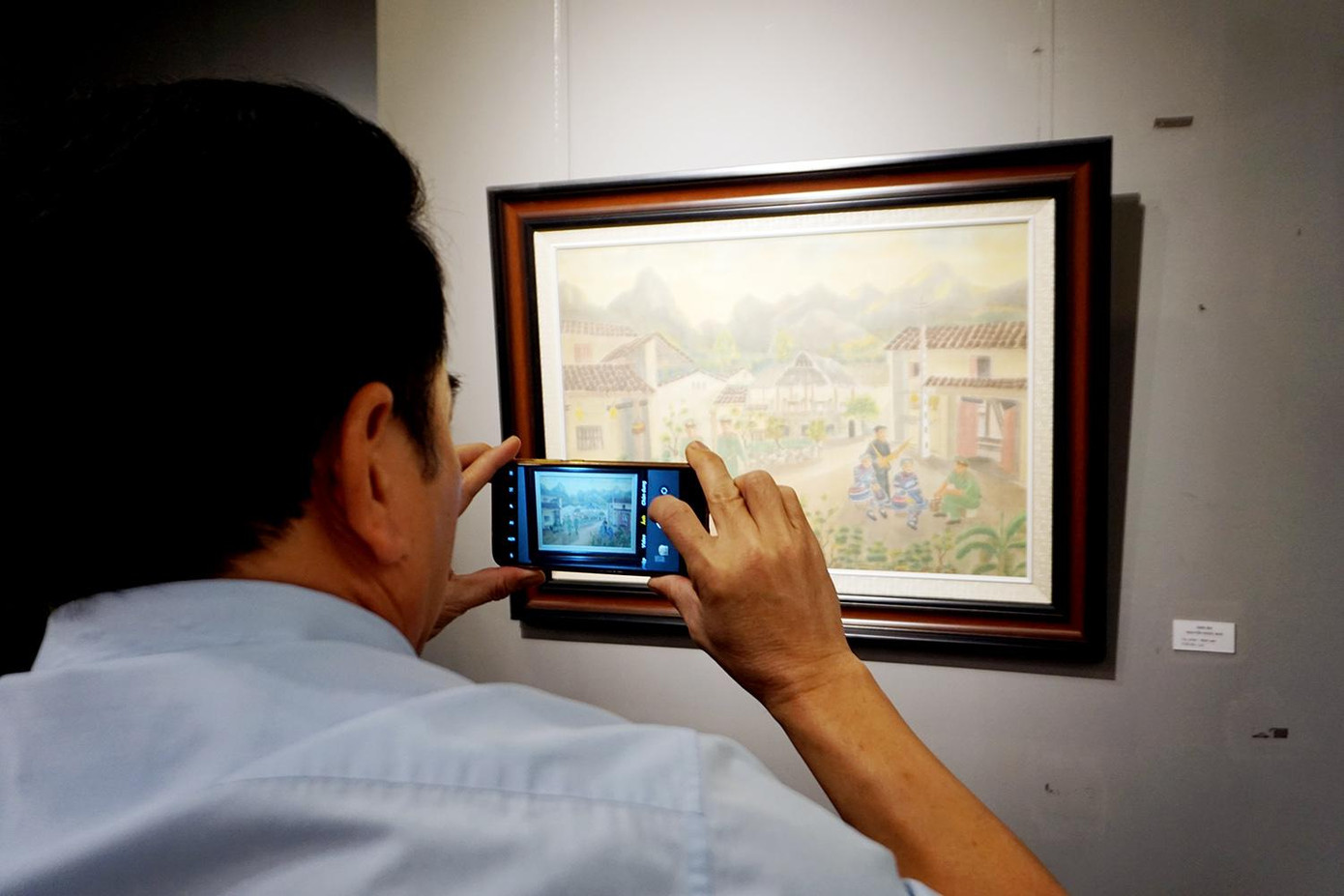 Khách mời lưu lại những bức hình được trưng bày. Khách mời lưu lại những bức hình được trưng bày.