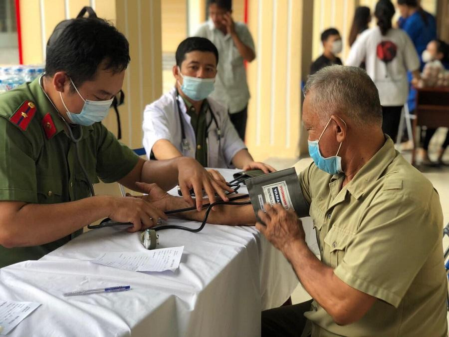 Tuổi trẻ các Bệnh viện Công an nhân dân khám bệnh, cấp phát thuốc miễn phí cho nhân dân. Tuổi trẻ các Bệnh viện Công an nhân dân khám bệnh, cấp phát thuốc miễn phí cho nhân dân.