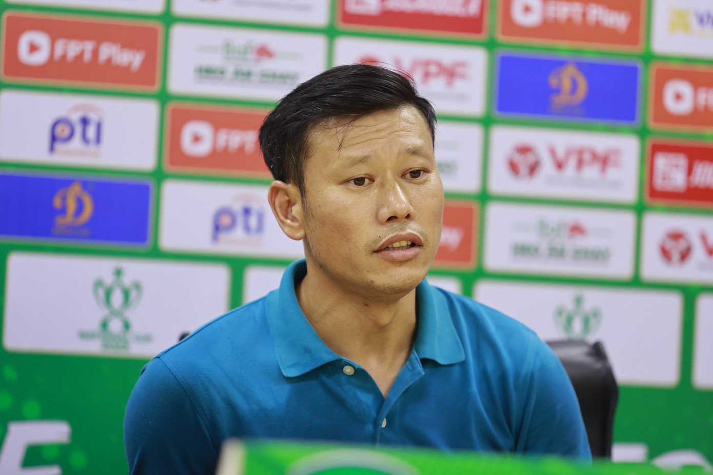 HLV Thạch Bảo Khanh sau chiến thắng trước Hà Nội. Ảnh: Cao Oanh HLV Thạch Bảo Khanh sau chiến thắng trước Hà Nội. Ảnh: Cao Oanh