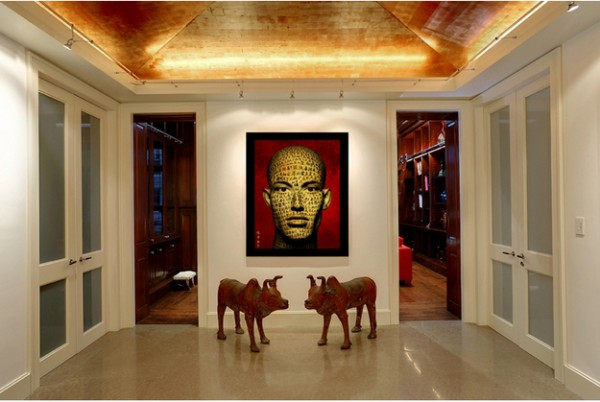 Phòng ngủ này thì đặc biệt với một chiếc gương lớn làm điểm nhấn Phòng ngủ với của sổ rộng lớn, bức tranh đầu giường thật lạ Phòng bếp mang phong cách châu Âu, tiện nghi và hiện đại, đặc biệt với không gian mở trên mái đón ánh sáng và không khí từ bên ngoài