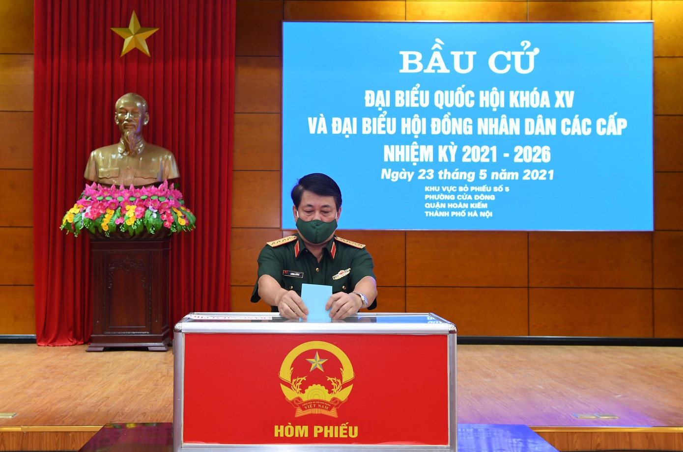 Đại tướng Lương Cường, Chủ nhiệm Tổng cục Chính trị QĐND Việt Nam bỏ phiếu tại khu vực bỏ phiếu số 5 (phường Cửa Đông, quận Hoàn Kiếm) Đại tướng Lương Cường, Chủ nhiệm Tổng cục Chính trị QĐND Việt Nam bỏ phiếu tại khu vực bỏ phiếu số 5 (phường Cửa Đông, quận Hoàn Kiếm)