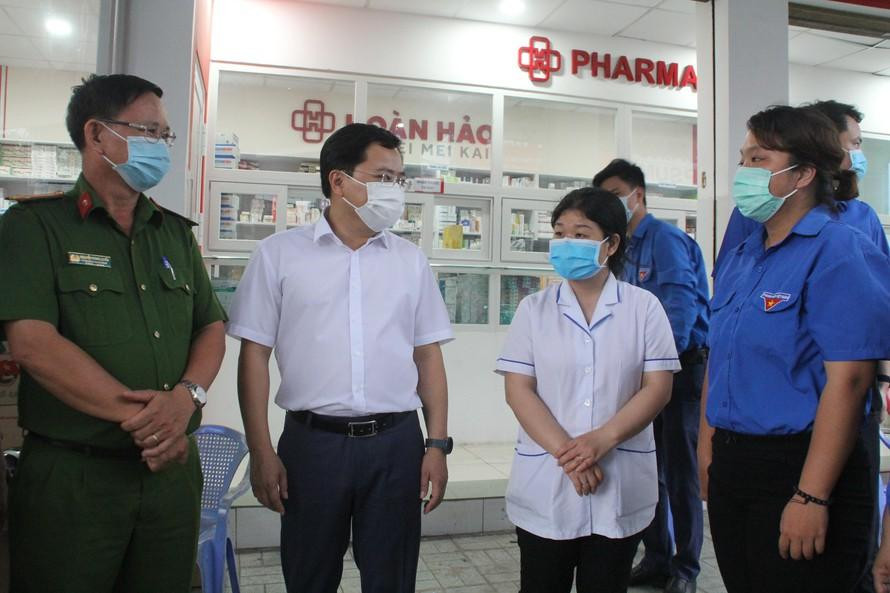 Bí thư thứ nhất T.Ư Đoàn Nguyễn Anh Tuấn thăm các chốt phòng chống dịch COVID-19 ở cửa ngõ TPHCM (Ảnh: Ngô Tùng) Bí thư thứ nhất T.Ư Đoàn Nguyễn Anh Tuấn thăm các chốt phòng chống dịch COVID-19 ở cửa ngõ TPHCM (Ảnh: Ngô Tùng)