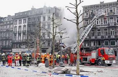 Đội cứu hộ vào cuộc. Ảnh: Reuters