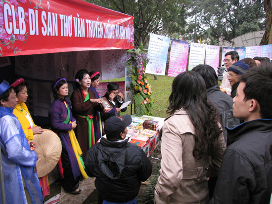 Nhiều người tò mò với các liền chị hát quan họ, bán sách trong Văn Miếu. Nhiều người tò mò với các liền chị hát quan họ, bán sách trong Văn Miếu