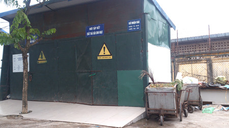 Khu vực tập kết rác thải Bệnh viện Phụ sản Hà Nội - nơi phát hiện cháu bé. Ảnh: TN. Khu vực tập kết rác thải Bệnh viện Phụ sản Hà Nội - nơi phát hiện xác cháu bé