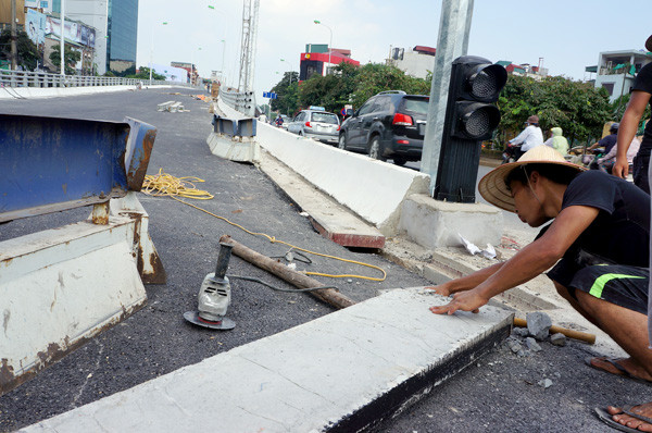 Những tấm dải phân cách được gấp rút lắp ghép