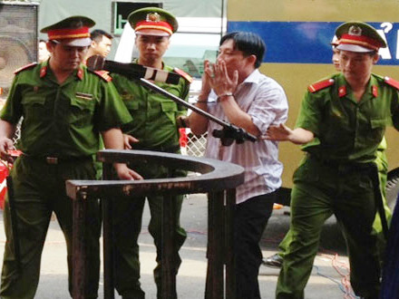 Hôn gió người thân khi bị dẫn giải ra nghe tuyên án. Hôn gió người thân khi bị dẫn giải ra nghe tuyên án