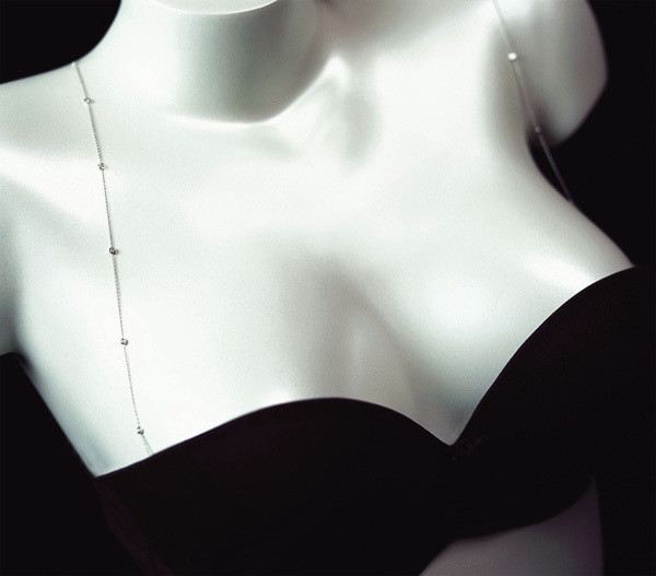 Áo ngực của Victoria’s Secret với điểm nổi bật là vòng dây cổ có đính kim cương. Chiếc áo này trị giá 5.000 USD.. Áo ngực của Victoria’s Secret với điểm nổi bật là vòng dây cổ có đính kim cương. Chiếc áo này trị giá 5.000 USD.