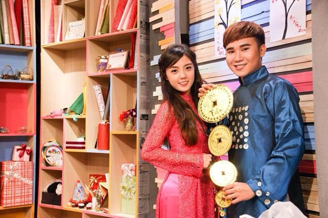 Á Hân Lâm và Nguyễn Trần Tiến Công. Bài viết: http://news.zing.vn/Cac-hot-girl-khoe-anh-xitin-don-nam-moi-post381891.html#category_featured.noibat Nguồn Zing News 