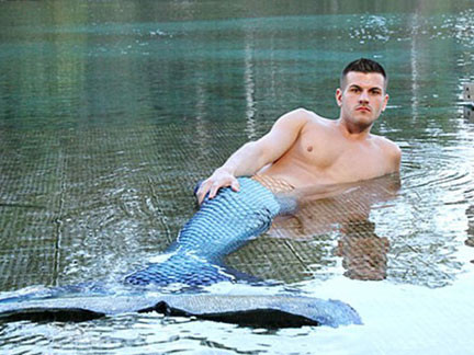 Eric dường như bị ám ảnh bởi niềm đam mê làm nàng tiên cá.