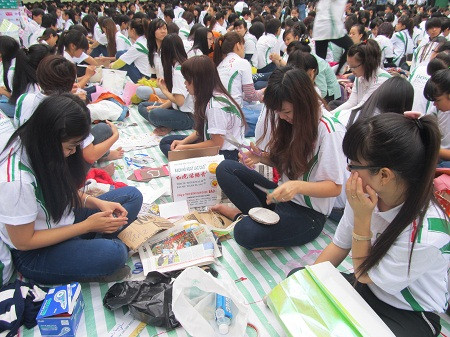 Những gói quà sau đó sẽ được tặng cho trẻ em nghèo bất hạnh