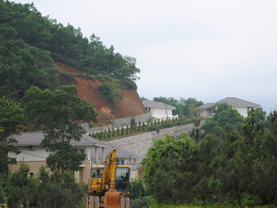 Biệt thự xây tại đồi Bơn nhìn ra hồ Đập Đống xã Vân Hòa. Ảnh: Tuấn Minh