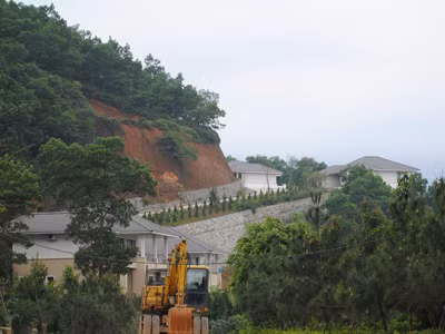 Biệt thự xây tại đồi Bơn nhìn ra hồ Đập Đống xã Vân Hòa. Ảnh: Tuấn Minh