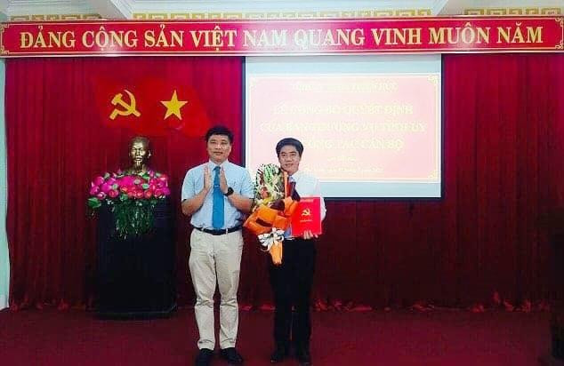 Bí thư Tỉnh Đoàn TT-Huế Trần Gia Công (phải) được điều động giữ chức Bí thư Huyện ủy Phú Vang, TT-Huế Bí thư Tỉnh Đoàn TT-Huế Trần Gia Công (phải) được điều động giữ chức Bí thư Huyện ủy Phú Vang, TT-Huế