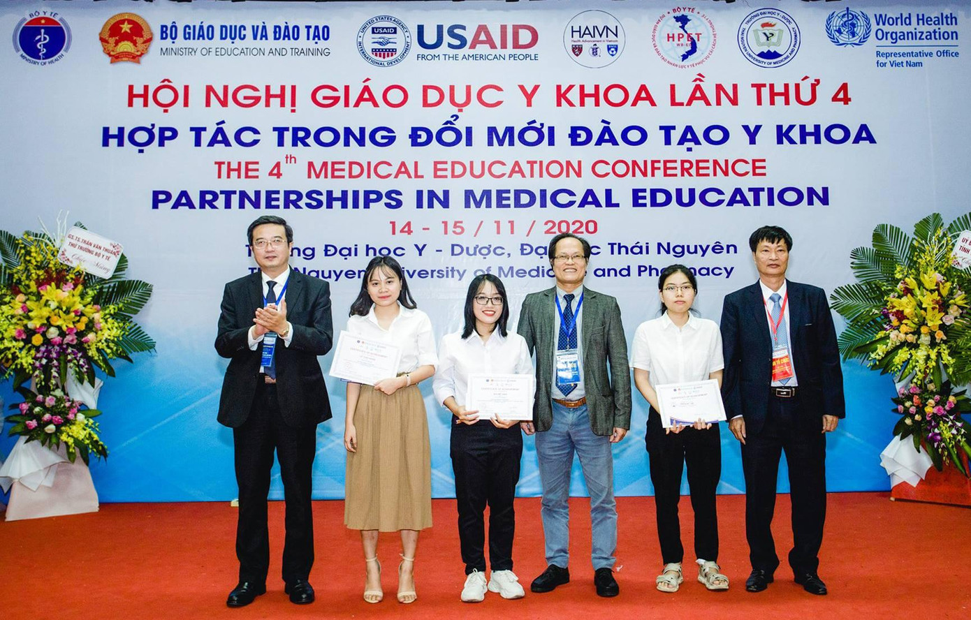 Mỹ Anh (thứ ba từ trái qua) đoạt giải ba cuộc thi viết tiểu luận. Mỹ Anh (thứ ba từ trái qua) đoạt giải ba cuộc thi viết tiểu luận.