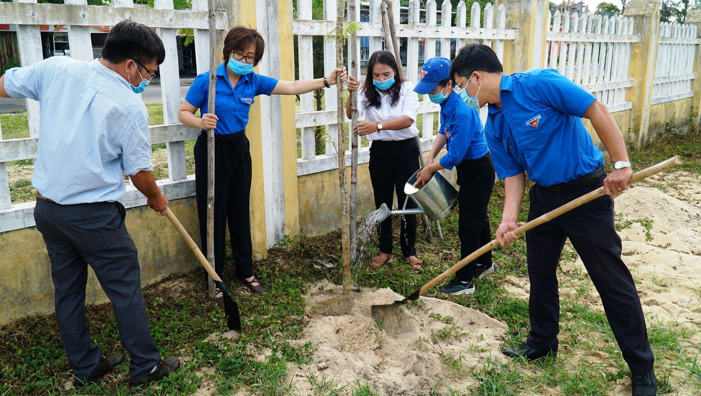 Tuổi trẻ TT-Huế tham gia trồng hơn 800 cây xanh cảnh quan, bóng mát tại chiến dịch hè năm nay