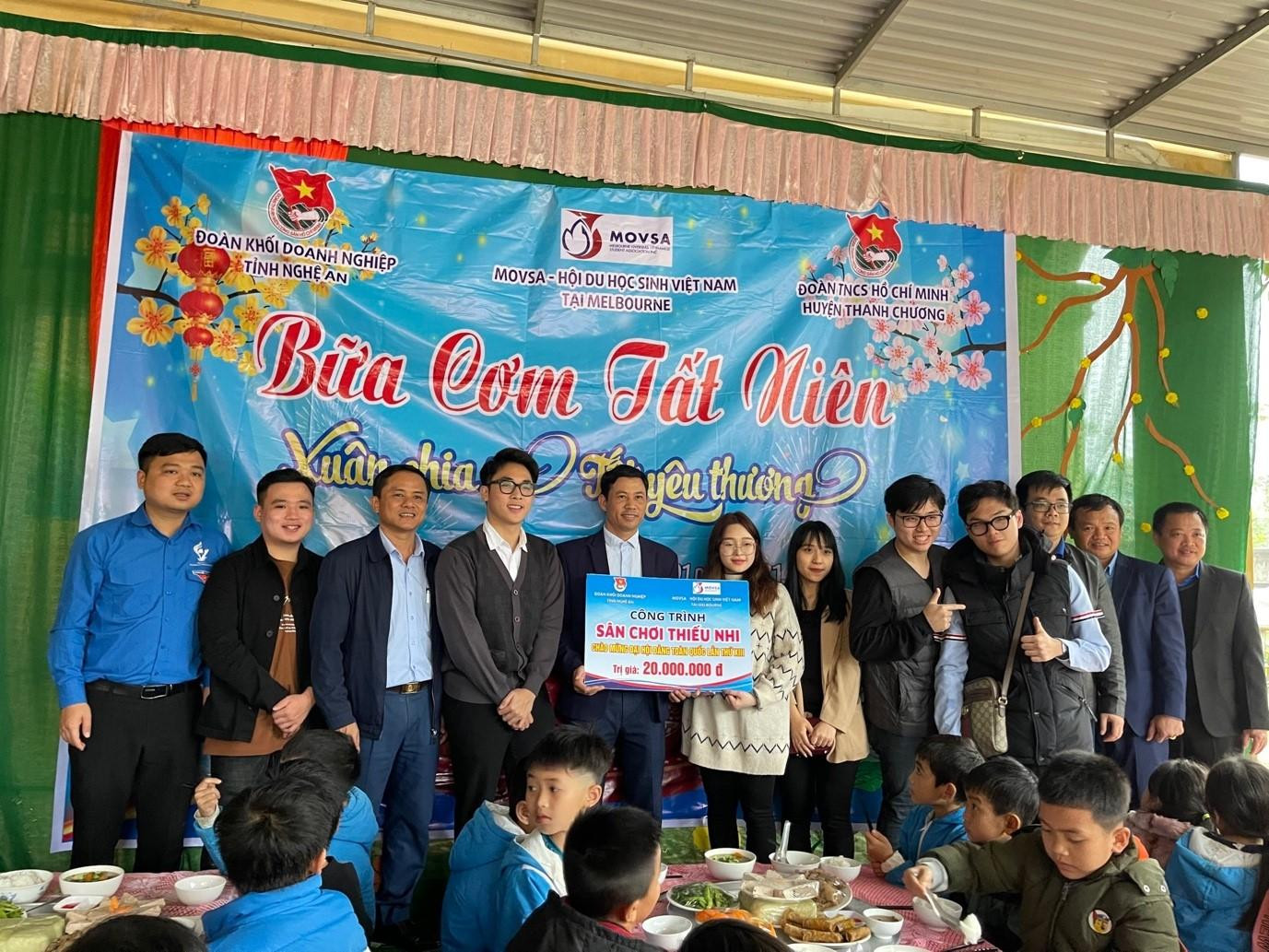 Hội Sinh viên Việt Nam tại bang Victoria làm từ thiện tại Nghệ An