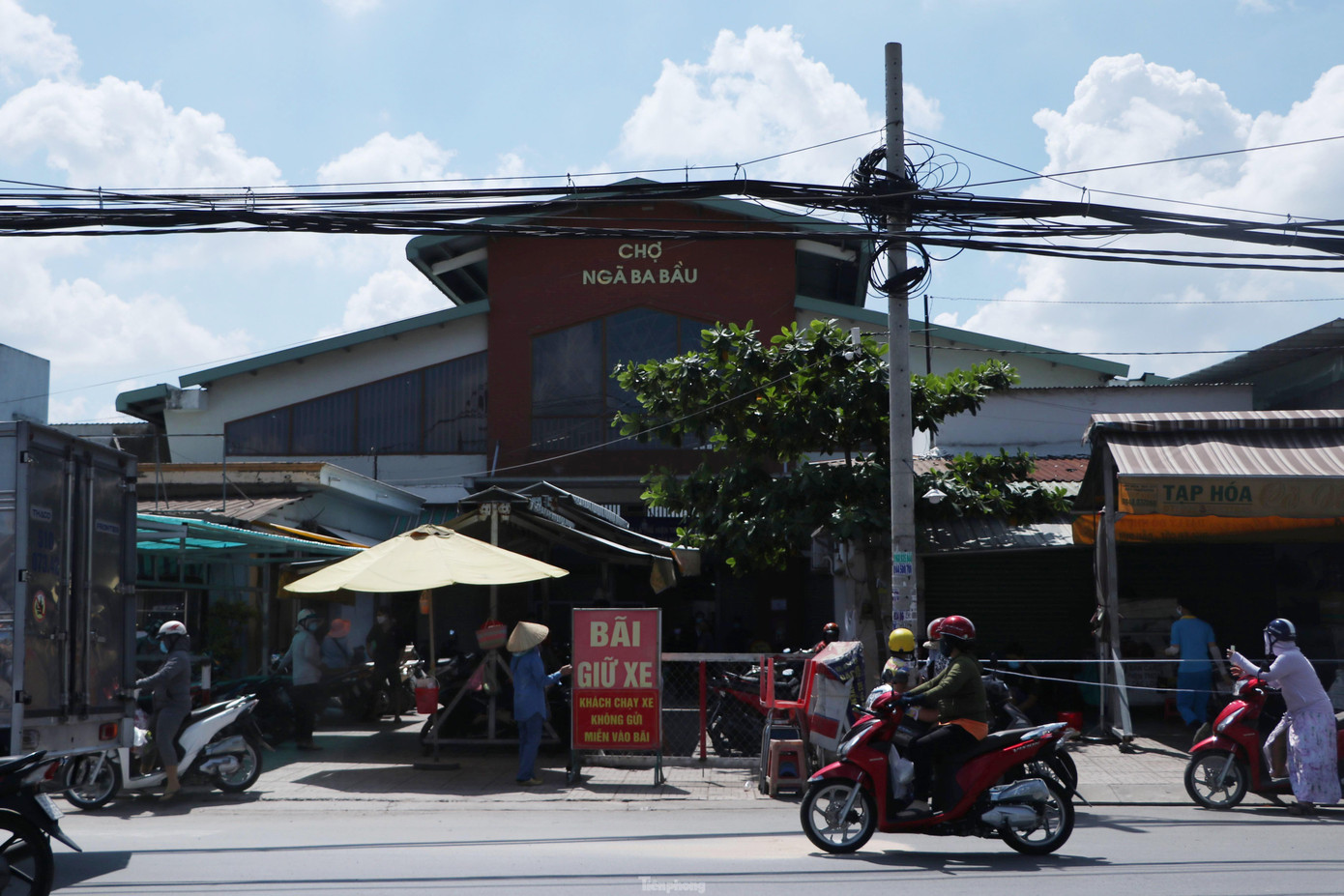 Bên cạnh việc lắp vách ngăn giọt bắn, Ban quản lý chợ cũng thường xuyên tuyên truyền, nhắc nhở tiểu thương hạn chế tiếp xúc trong lúc buôn bán.