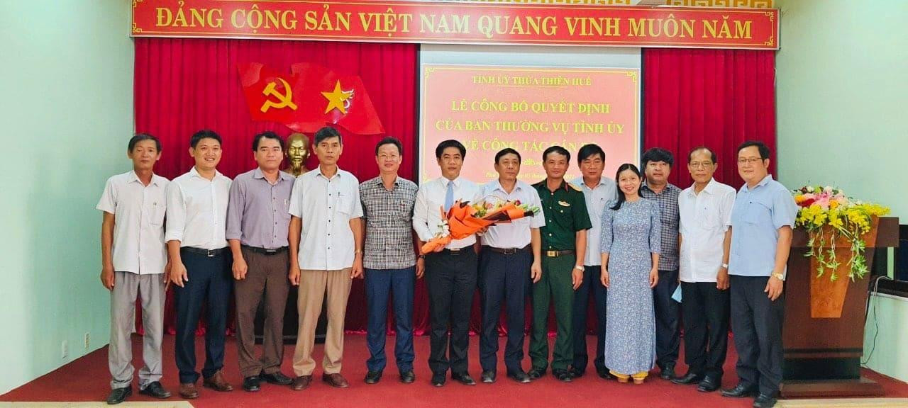 Tân Bí thư Huyện ủy Phú Vang Trần Gia Công (cầm hoa, thứ sáu từ trái sang) cùng tập thể Ban Thường vụ Huyện ủy Phú Vang Tân Bí thư Huyện ủy Phú Vang Trần Gia Công (cầm hoa, thứ sáu từ trái sang) cùng tập thể Ban Thường vụ Huyện ủy Phú Vang
