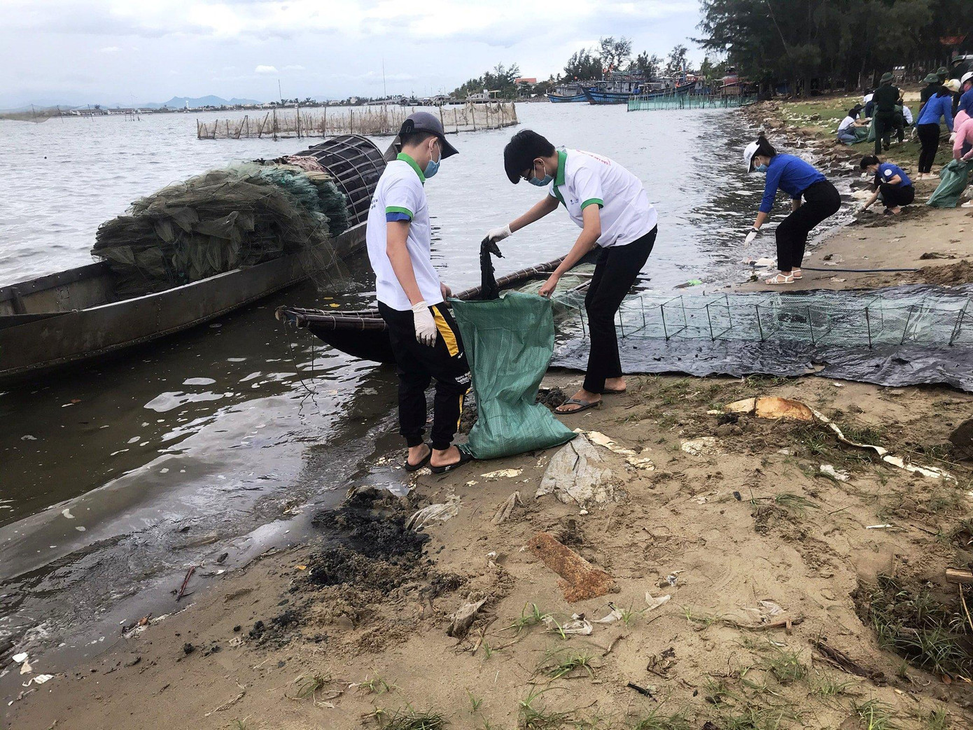 Làm vệ sinh, thu gom rác thải bảo vệ môi trường đầm phá