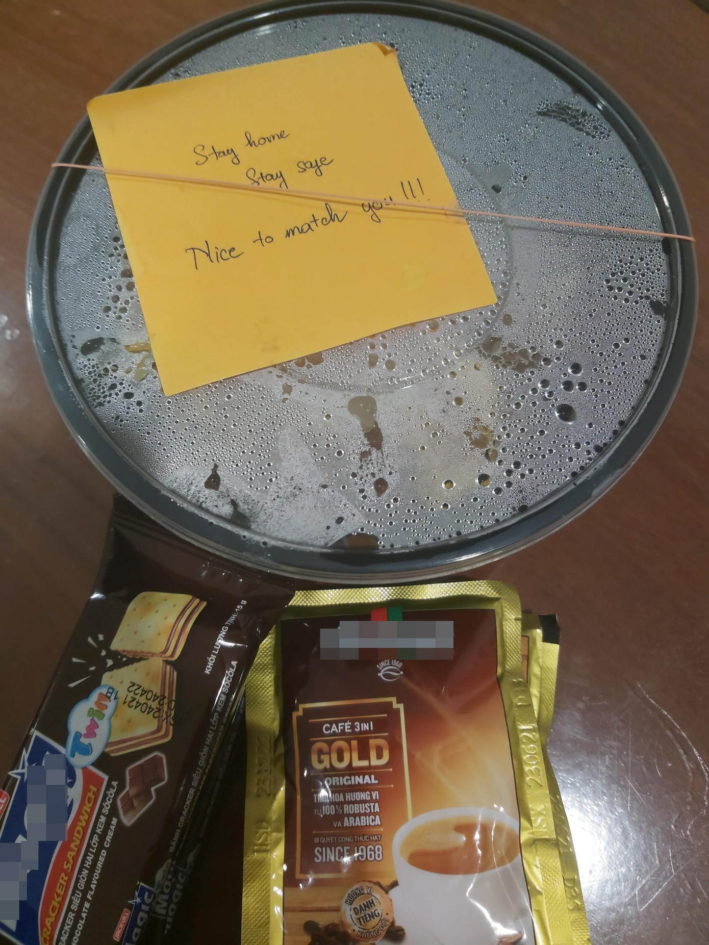 Món quà của anh hàng xóm gửi tặng Bùi Hương Mai kèm thông điệp "stay home, stay safe". Món quà của anh hàng xóm gửi tặng Bùi Hương Mai kèm thông điệp "stay home, stay safe".