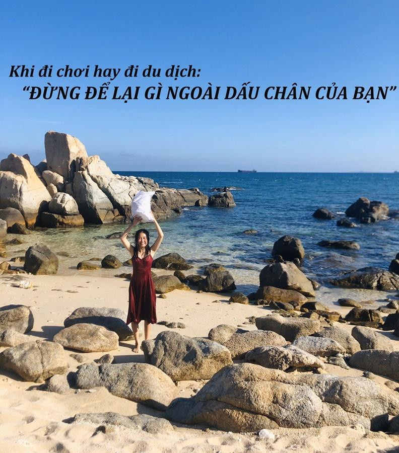 Nhím Chúm Chím nở nụ cười tươi rói sau khi dọn sạch rác ở bãi biển Cà Ná, Ninh Thuận.