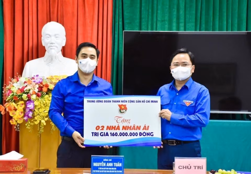 Dịp này Ban Bí thư Trung ương Đoàn trao tặng 160 triệu đồng, xây dựng 2 căn nhà nhân ái tại Hà Tĩnh