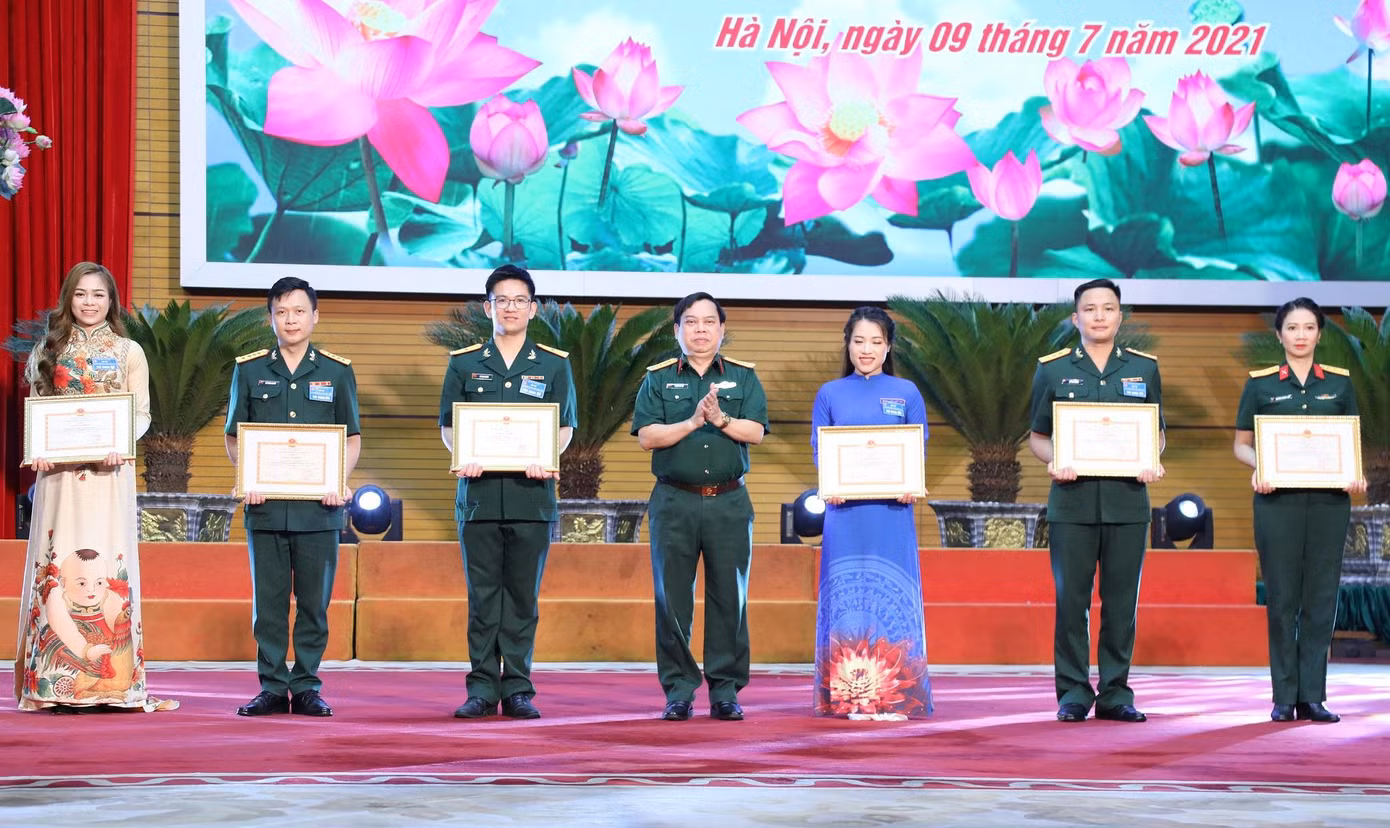 Kết thúc hội thi, Ban tổ chức trao giải Nhất cho thí sinh Hoàng Thị Phương Nhung (Cục Chính trị Bộ Tổng tham mưu). Giải Nhì thuộc về 2 thí sinh Đỗ Cao Cường (Lữ đoàn 144) và Lê Mạnh Cường (Cục Tài chính). Giải Ba được trao cho các thí sinh: Nguyễn Phương Thảo (Cục Dân quân tự vệ), Lê Xuân Quyết (Cục Cơ yếu), Nguyễn Bích Hằng (Văn phòng Bộ Tổng tham mưu).