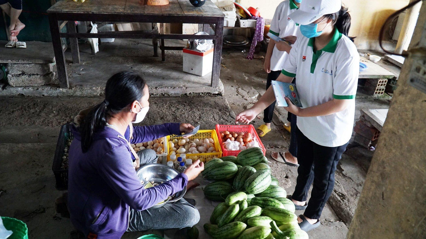 Các tình nguyện viên phát tờ rơi tuyên truyền về công tác bảo vệ môi trường và chống rác thải nhựa đến người dân