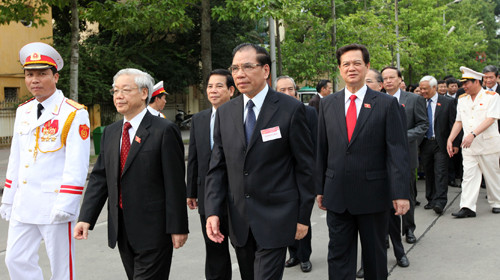 Lãnh đạo Đảng, Chính phủ nhà nước viếng lăng Bác trước giờ khai mạc. Từ trái sang: tổng bí thư - Chủ tịch Quốc hội Nguyễn Phú Trọng, nguyên Tổng bí thư Nông Đức Mạnh và thủ tướng Nguyễn Tấn Dũng - Ảnh: Việt Dũng/Tuổi Trẻ