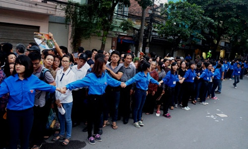 Lực lượng thanh niên tình nguyện hoạt động rất vất vả để giúp người dân xếp hàng