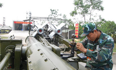 Triển khai kính ngắm, đặt trị số, làm tham số chiến đấu cho bệ phóng. Triển khai kính ngắm, đặt trị số, làm tham số chiến đấu cho bệ phóng