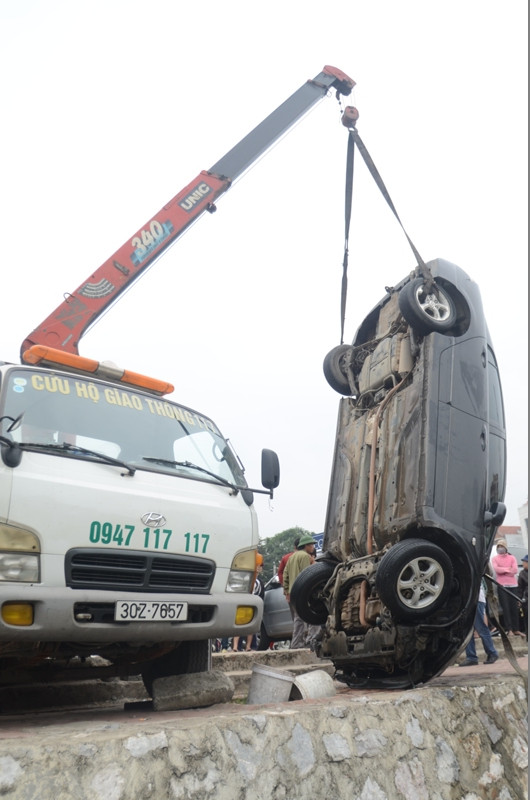 Lực lượng cứu hộ kéo chiếc xe lên