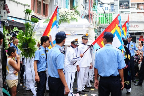 Tang lễ được thực hiện đúng theo di nguyện của Wanbi Tuấn Anh. Sắc trắng và xanh phủ khắp nơi