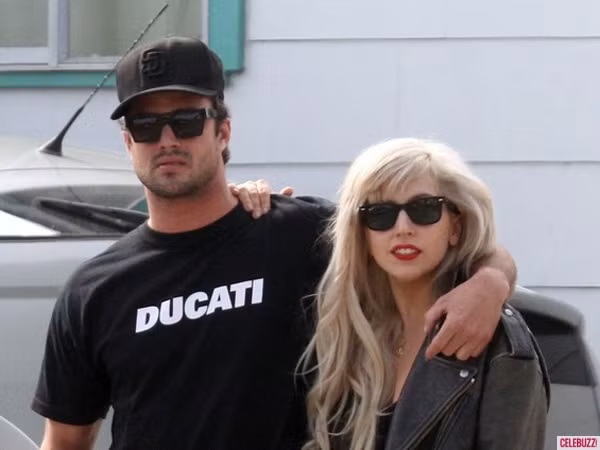 Đối với Lady Gaga, Taylor là một người đàn ông tuyệt vời và duy nhất của cô. Đối với Lady Gaga, Taylor là một người đàn ông tuyệt vời và duy nhất của cô.