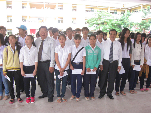 Lãnh đạo chụp hình với HS có thành tích học tập tốt