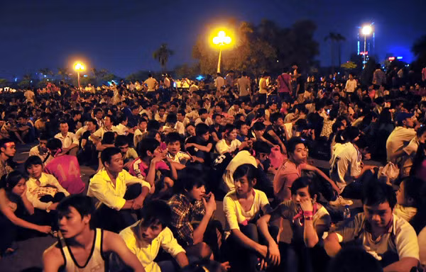 Còn phía ngoài rất nhiều người đợi chờ màn pháo hoa nghệ thuật.