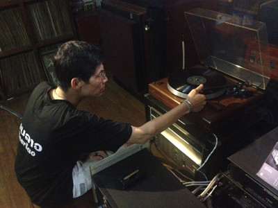 Họa sĩ Quách Đông Phương và “kho” đĩa than của mình. Ảnh: Lan Anh . Họa sĩ Quách Đông Phương và “kho” đĩa than của mình Anh: lan anh