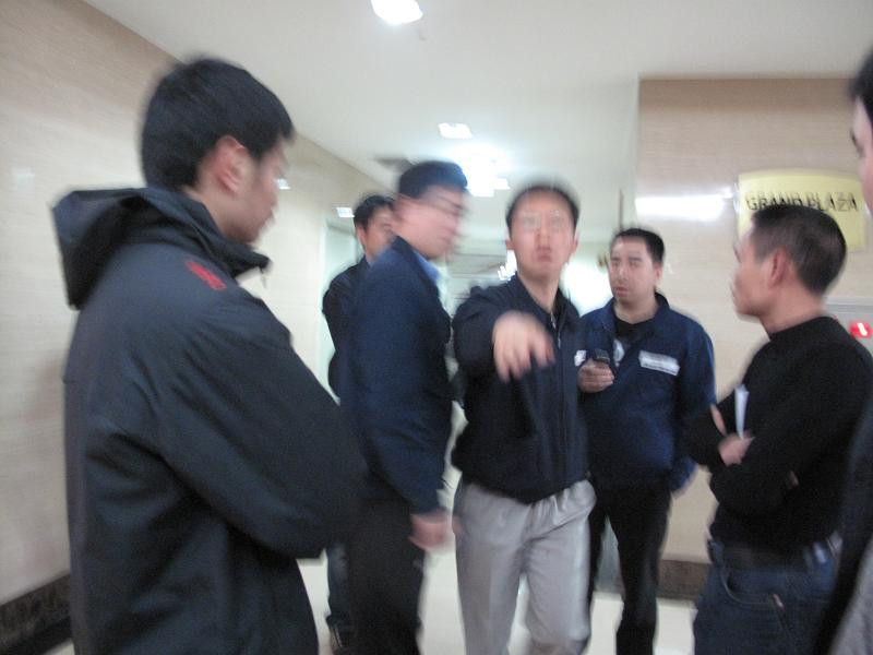 Ông Goo Gi Won (chỉ tay) là người hành hung, cản trở phóng viên Báo NTNN tác nghiệp.. Ông Goo Gi Won (chỉ tay) là người hành hung, cản trở phóng viên Báo NTNN tác nghiệp.