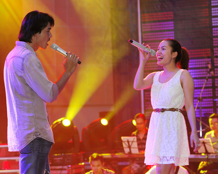 Không nhiều chiêu trò, "Song Ngọc" thu hút khán giả bằng giọng hát của mình. Không nhiều chiêu trò,