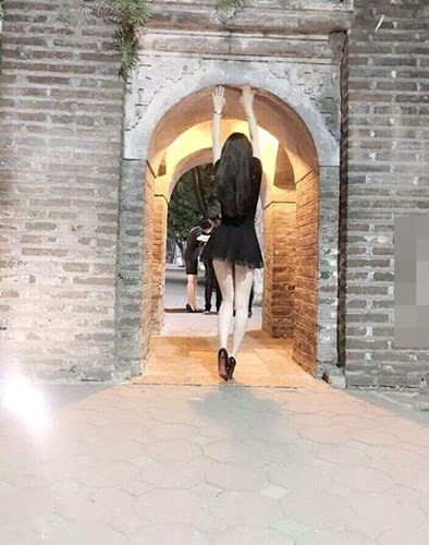 Thiếu nữ gây choáng với mốt thời trang ‘tả tơi’ khoe thân trên phố ảnh 6