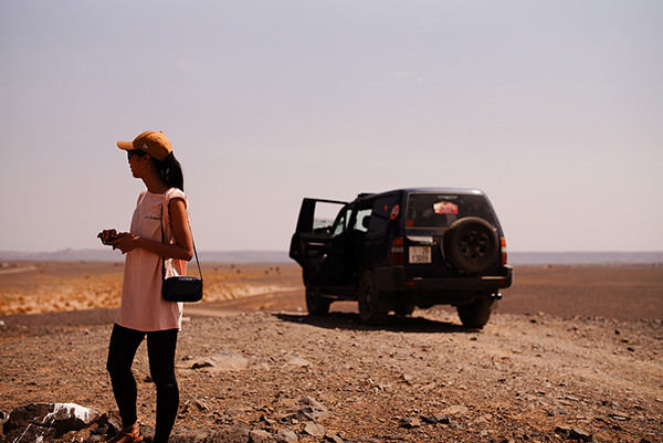 Ca sĩ thuộc Top Forbes Việt một mình khám phá sa mạc Sahara ảnh 1